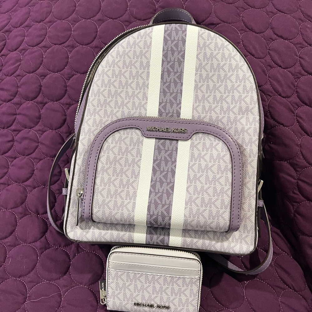 Michael Kors Jaycee orchid signature background w/wallet